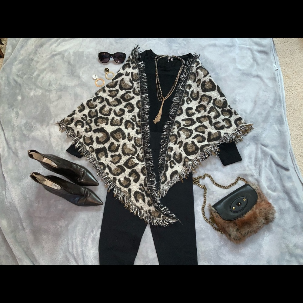 REVERSIBLE ANIMAL PRINT SHAWL